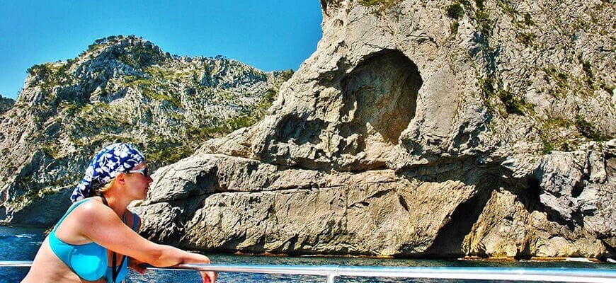 Boot fährt die Küste entlang