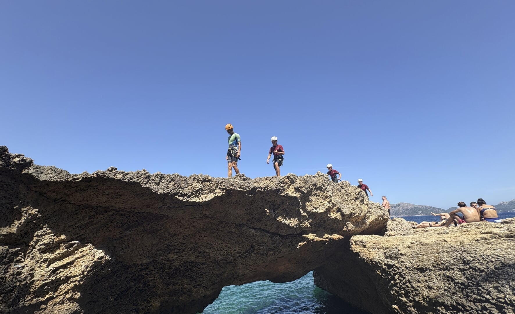 Zertifizierter Guide mit Kleingruppe beim Coasteering in Alcudia