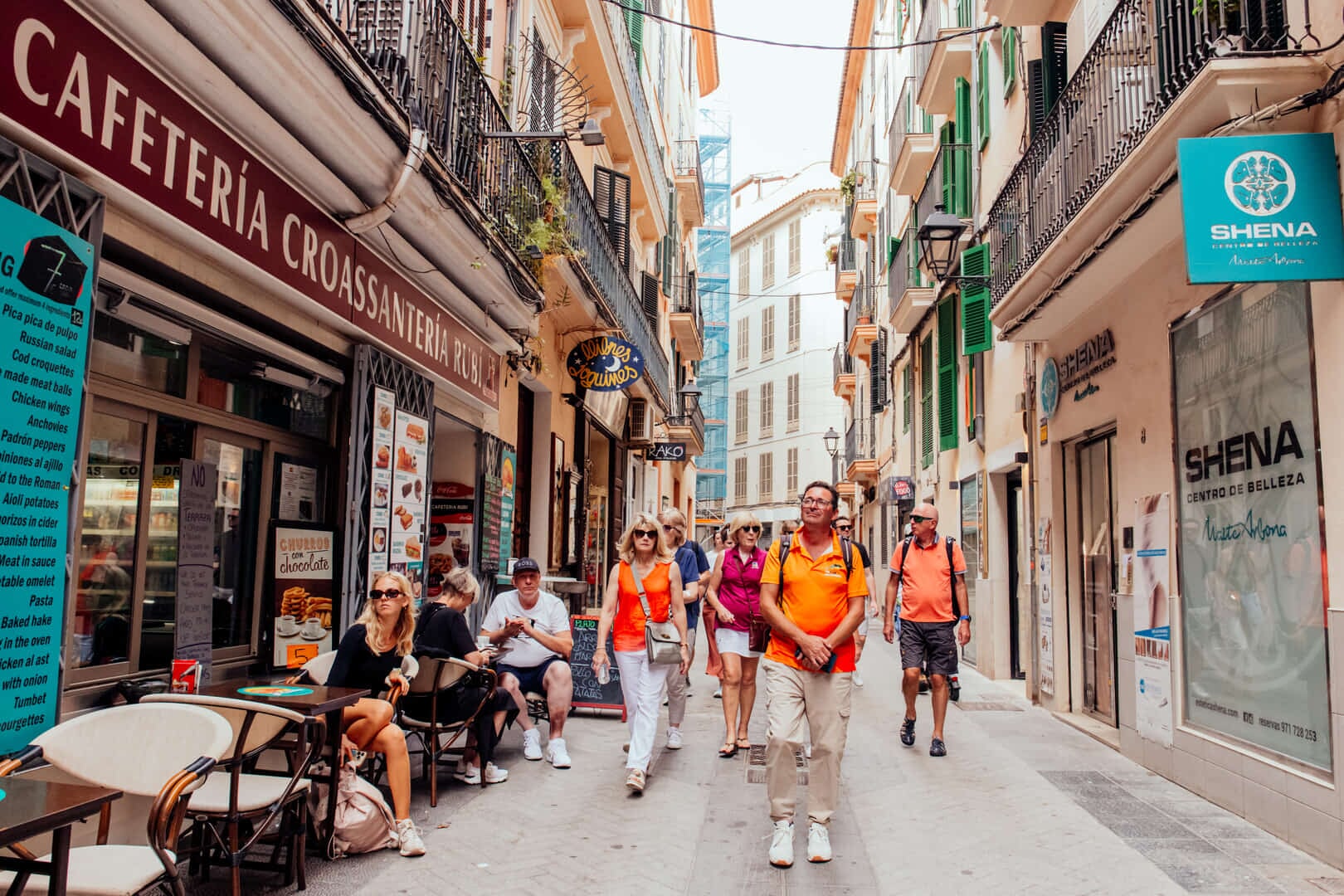 Gruppe von Personen auf einer Foodie Tour beim Spaziergang durch die Altstadt von Palma