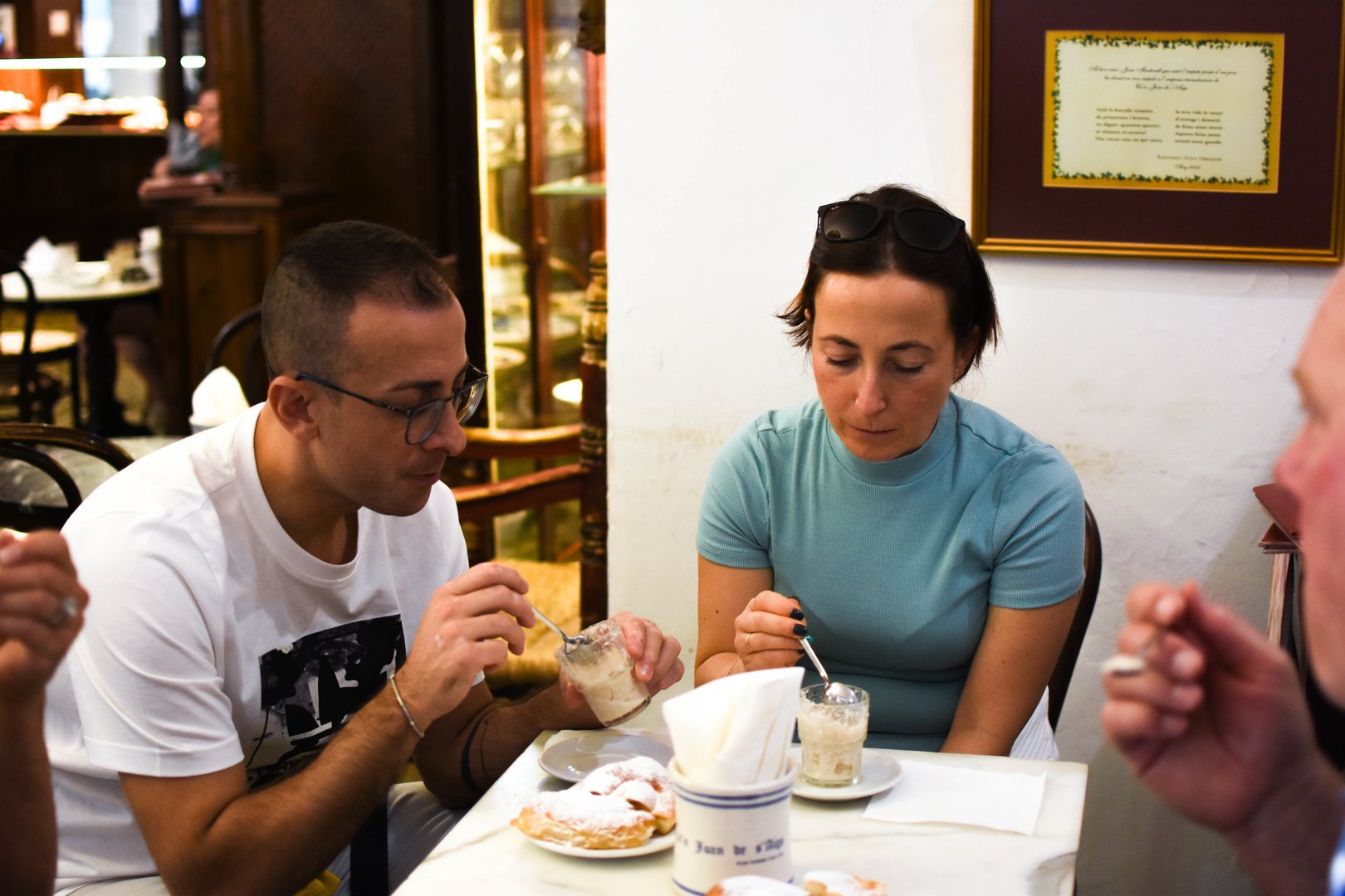 Teilnehmer beim Essen am Tisch