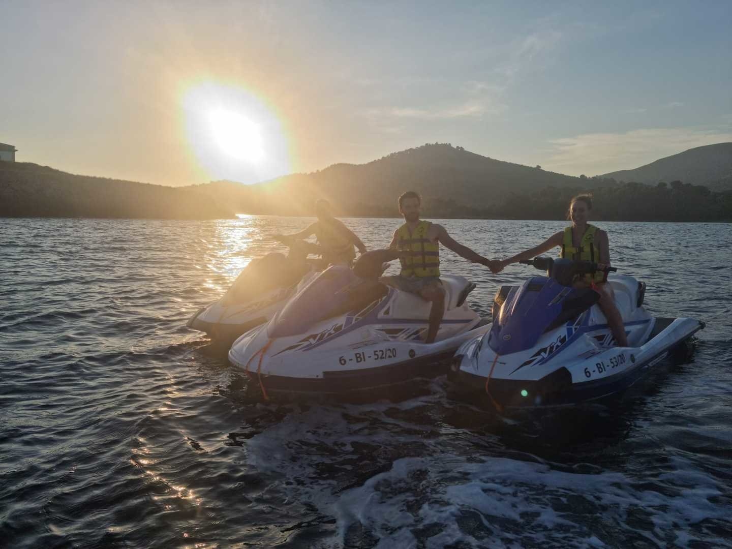 Jet Ski fahren bei Sonnenuntergang