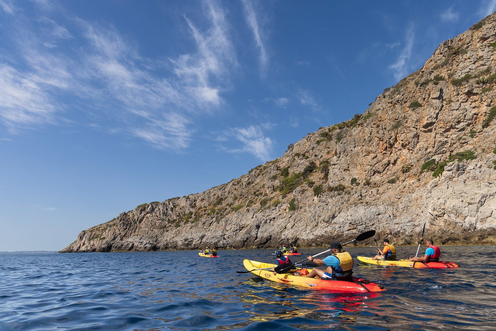 zwei Kayaks auf dem Wasser