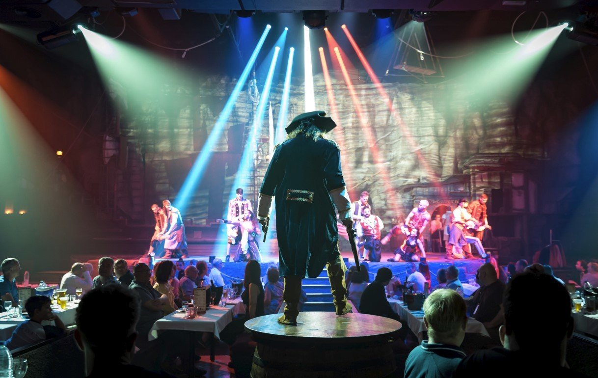 pirates show abendessen