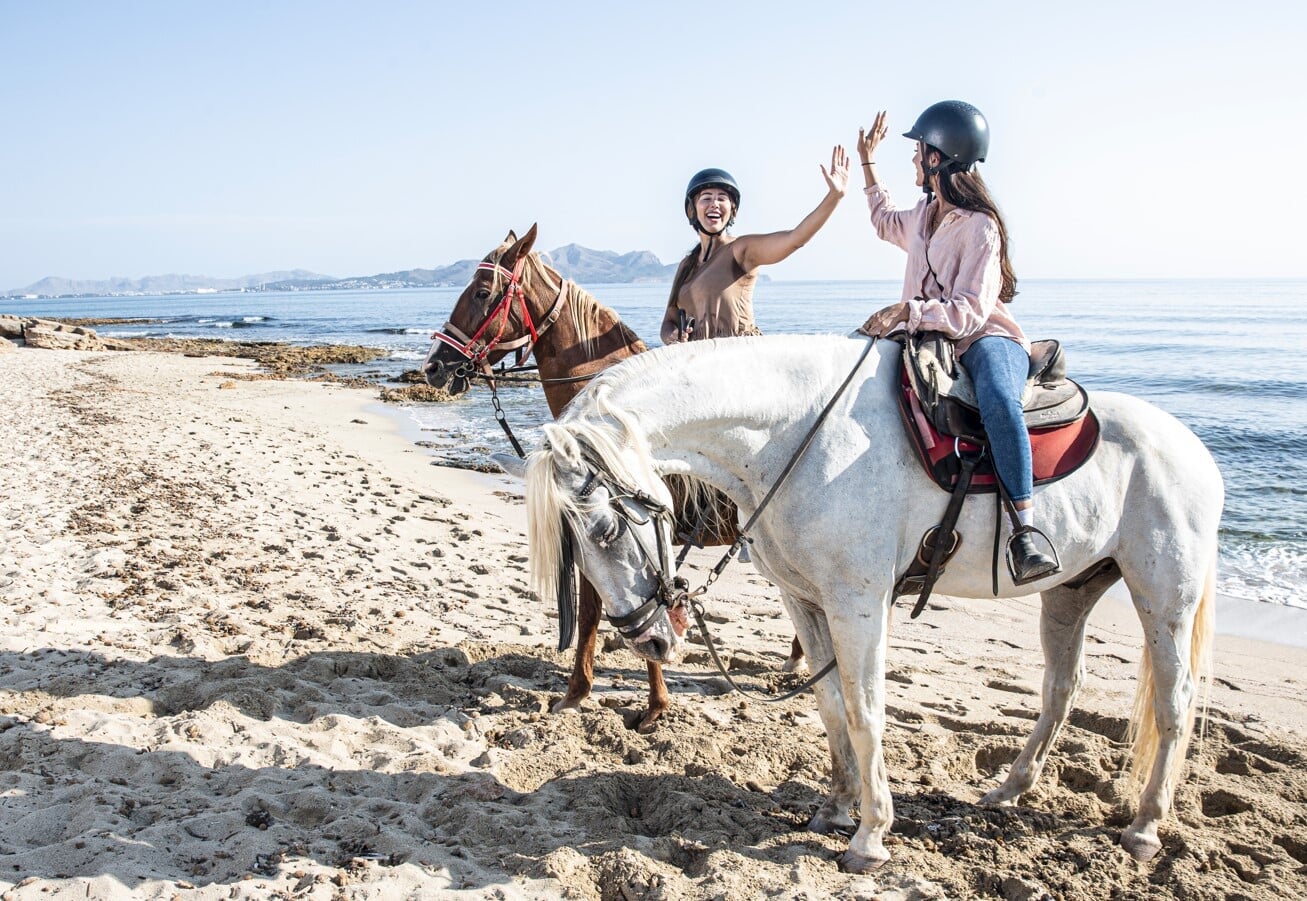 Mädchen am Strand mit Pferd