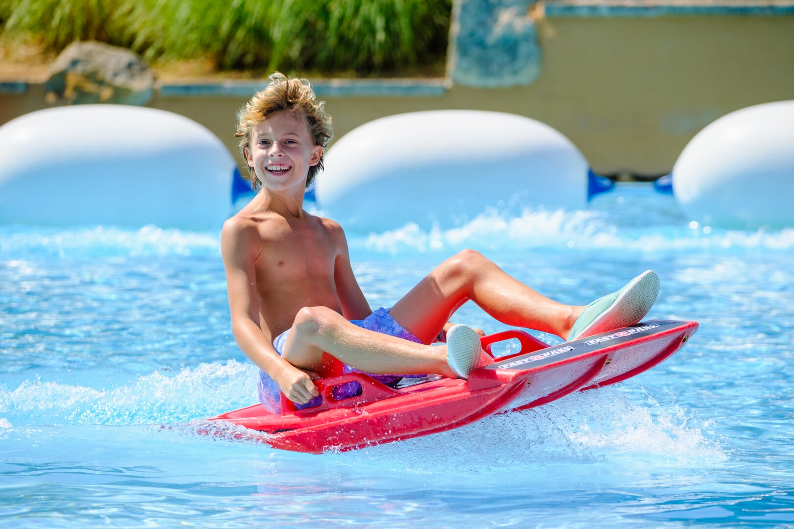 Kind genießt das Schwimmbad