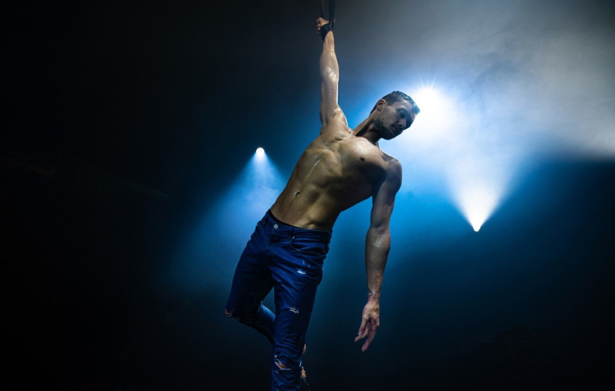 Exhibit_Official_akrobats und sängerinneues show son amar