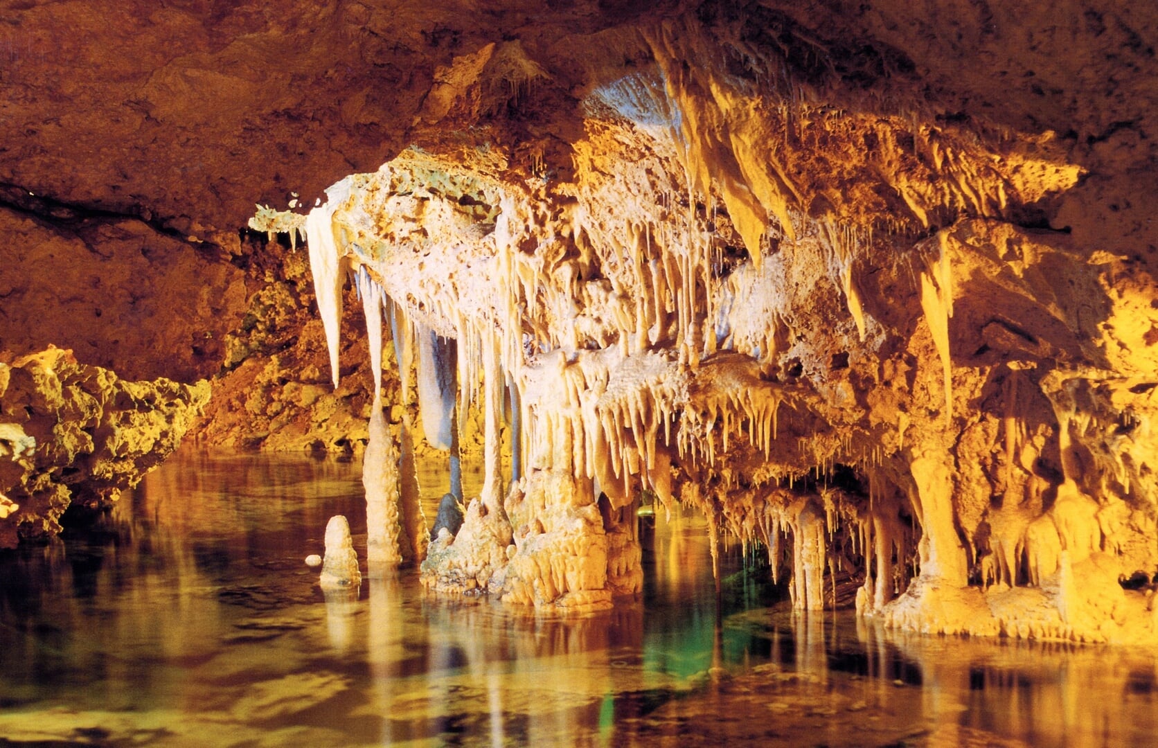 lake inside caves hams mallorca