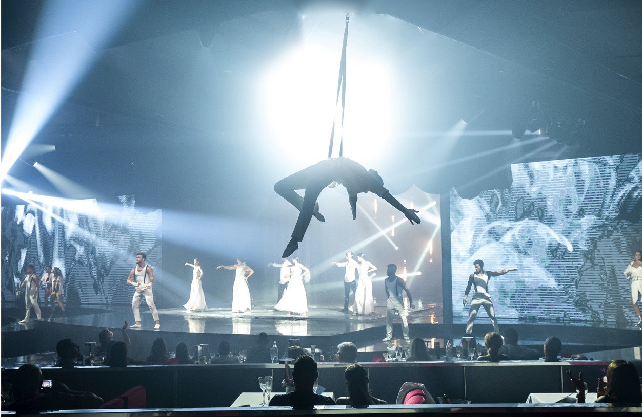 contortionist and singer with piano son amar show excursion