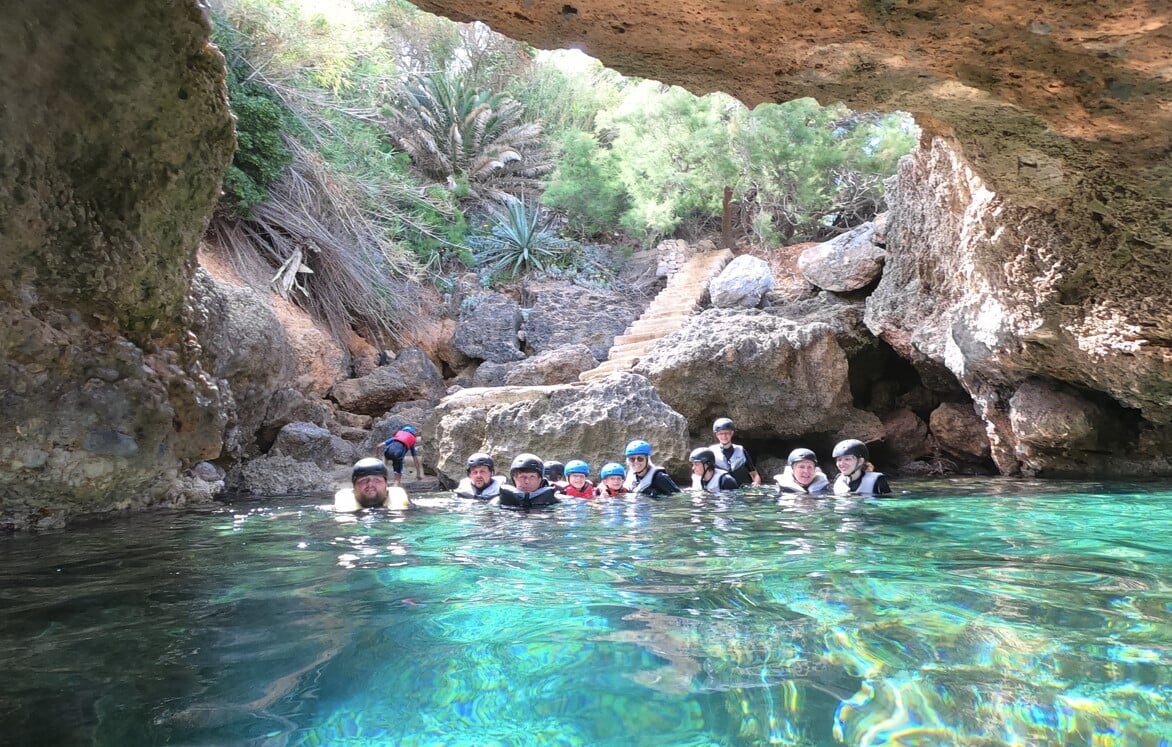 Zadowolona dziewczyna z ukochanym