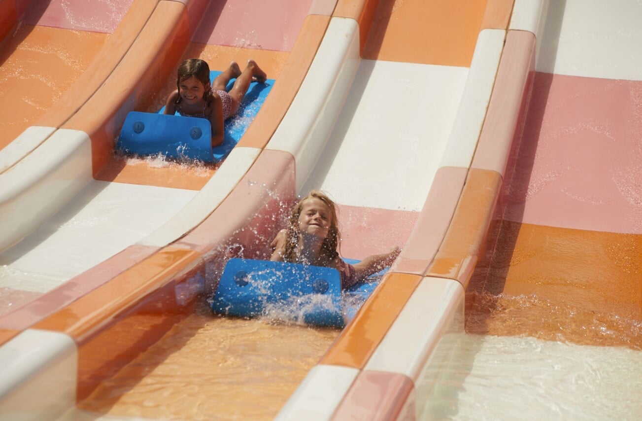 Dzieci się ślizgają