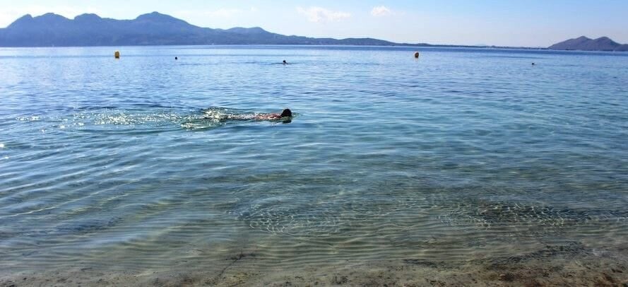 Usługa statków na plaży Formentor