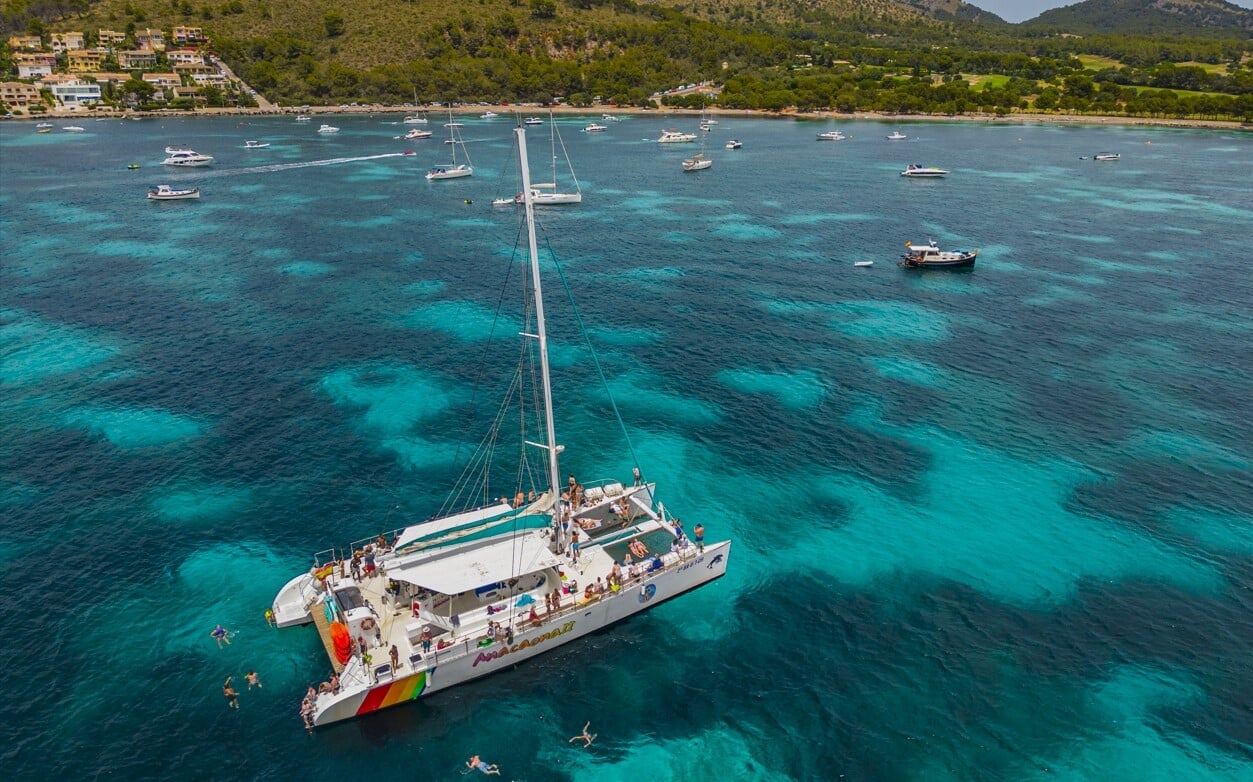 Katamaran zakotwiczony na plaży