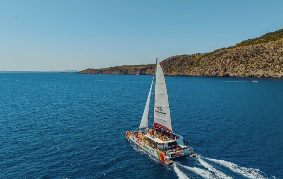 Katamaran na tle krajobrazu