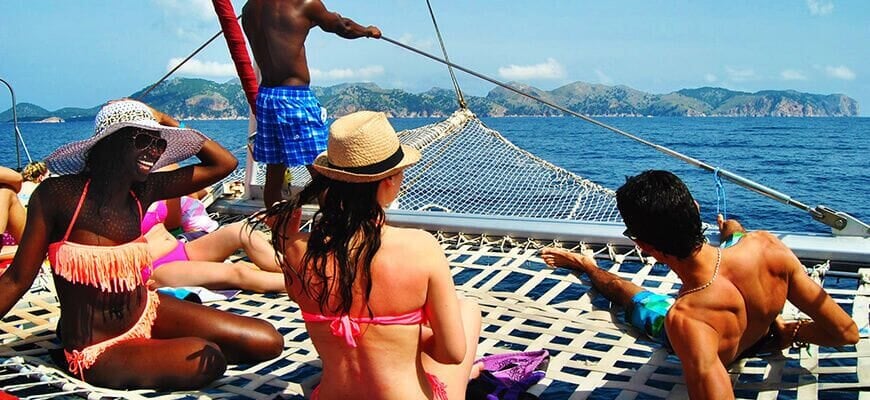 Zabawa na pokładzie katamaranu