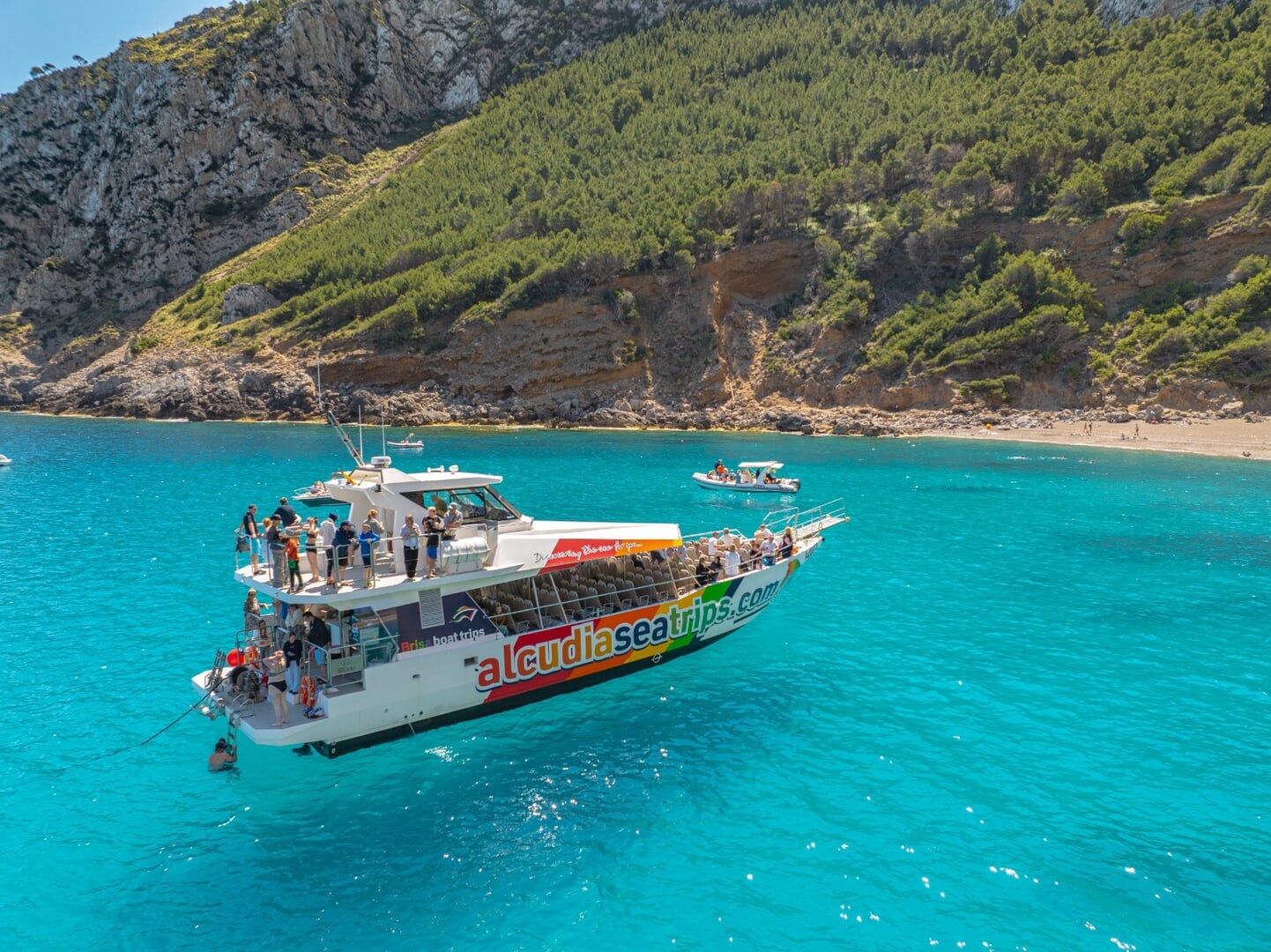 Łódź przed jaskinią