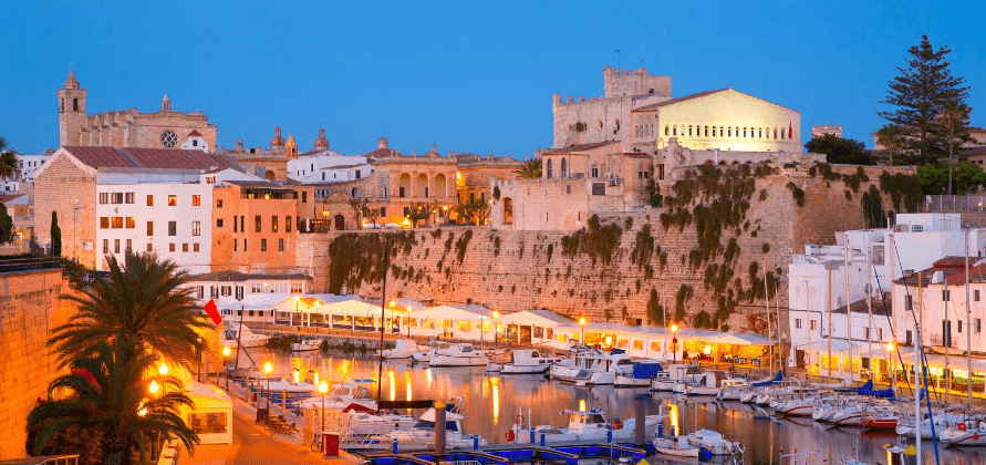 Piękny widok na miasto na Minorce