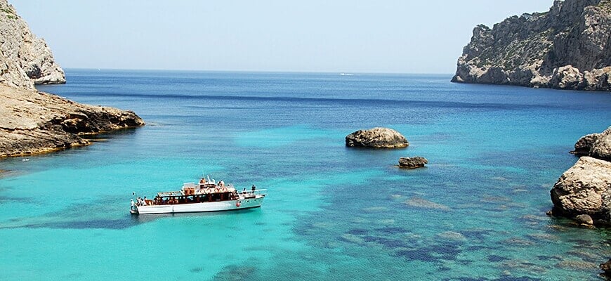 Łódź Robinson w pięknej zatoce