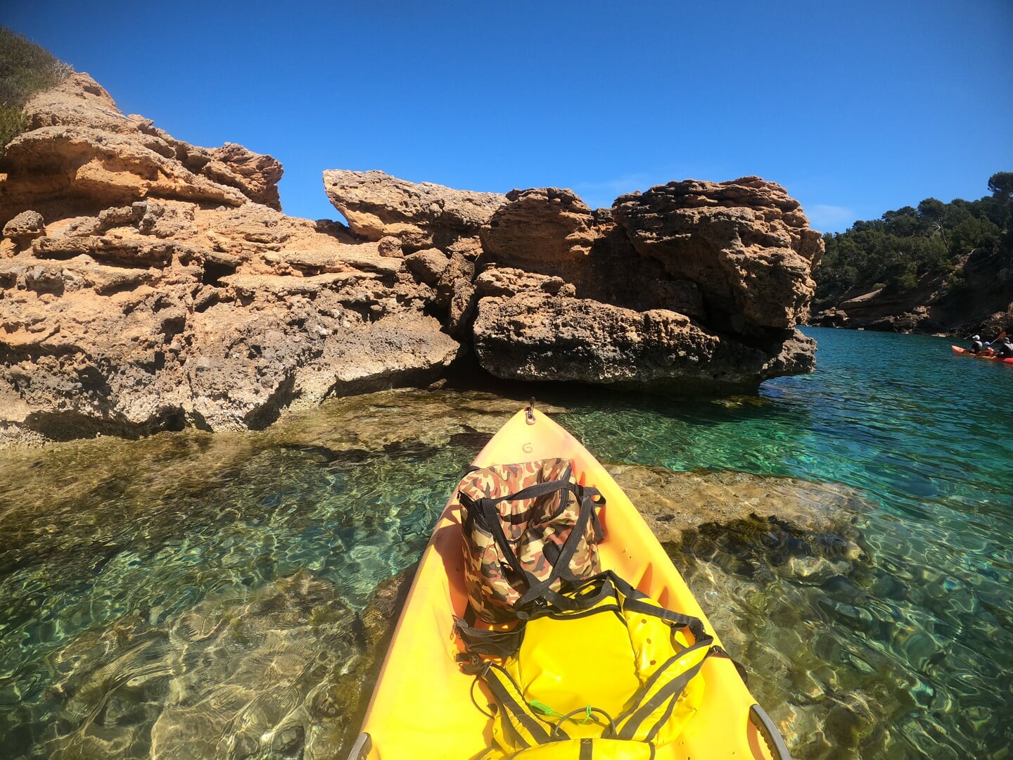 Wiosłowanie po krystalicznie czystej wodzie